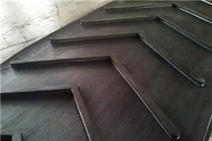 How should the anti-skid pattern conveyor belt be maintained?