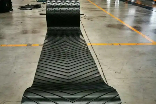 How to choose patterned conveyor belts and flat conveyor belts?