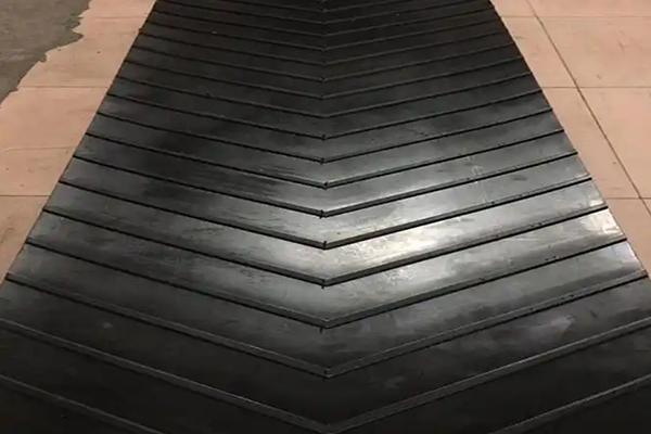 Patterned conveyor belts