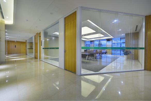 glass office partitions