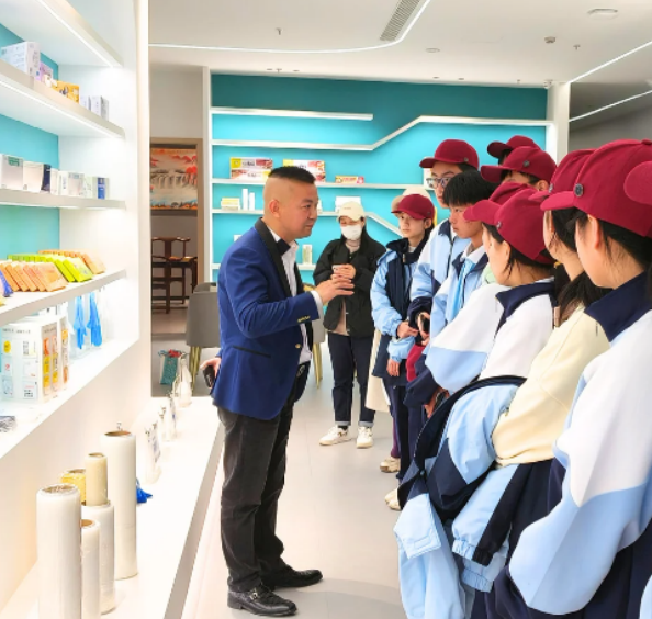 Dengarkan penjelasan rinci Ketua Ye tentang produk perusahaan.