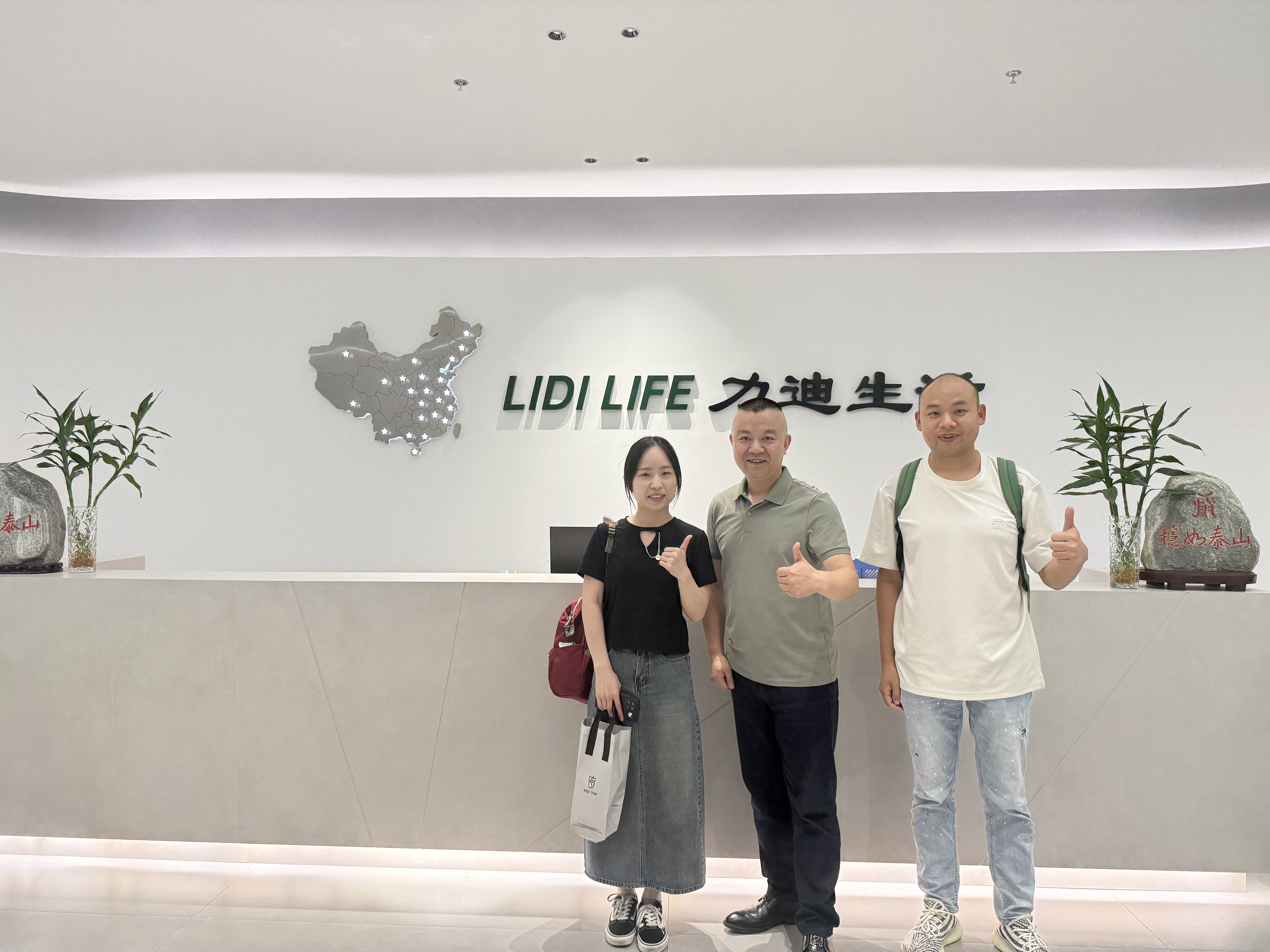 Zhou Hei Ya Visits Our Company for Factory Inspection Exploring New Opportunities in Disposable Protective Products Collaboration