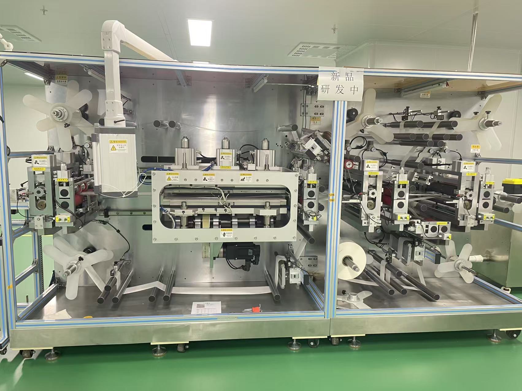 De pequenos pacientes a mãos que curam: a história não contada das luvas que protegem e conectam.