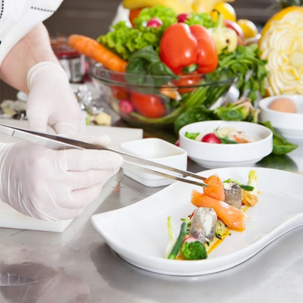 Les gants jetables pour la restauration deviennent essentiels à l'efficacité opérationnelle dans le secteur de la restauration au Royaume-Uni.
