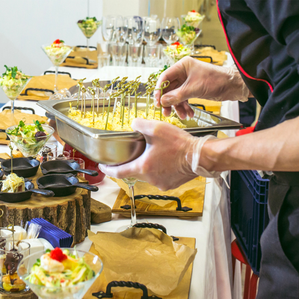 Demande de gants jetables dans le secteur de la restauration au Royaume-Uni