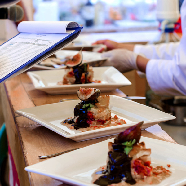 Les restaurants britanniques privilégient les gants jetables plus sûrs.