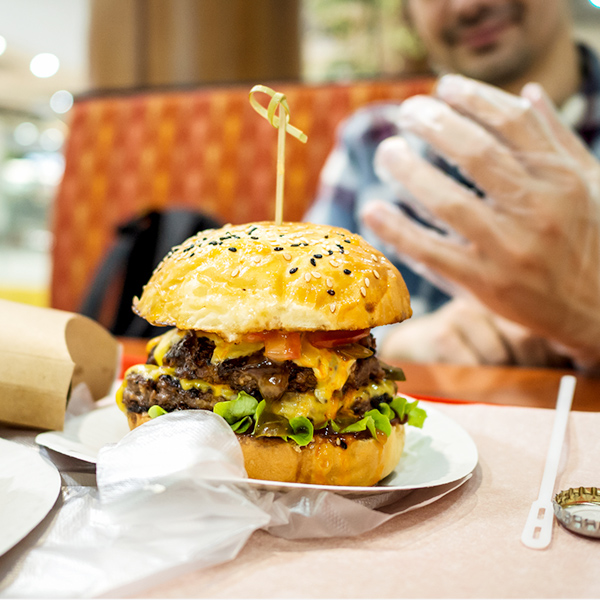 Les règles britanniques en matière de sécurité alimentaire encouragent l'utilisation des gants