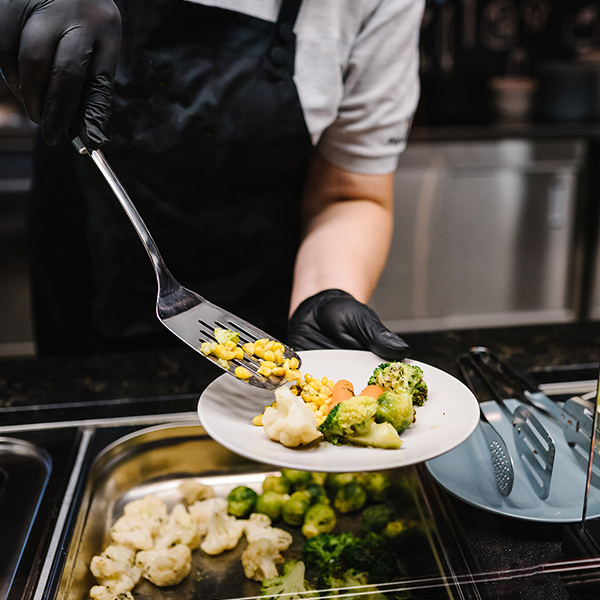 La demande de gants alimentaires jetables augmente dans le secteur de la restauration aux États-Unis.