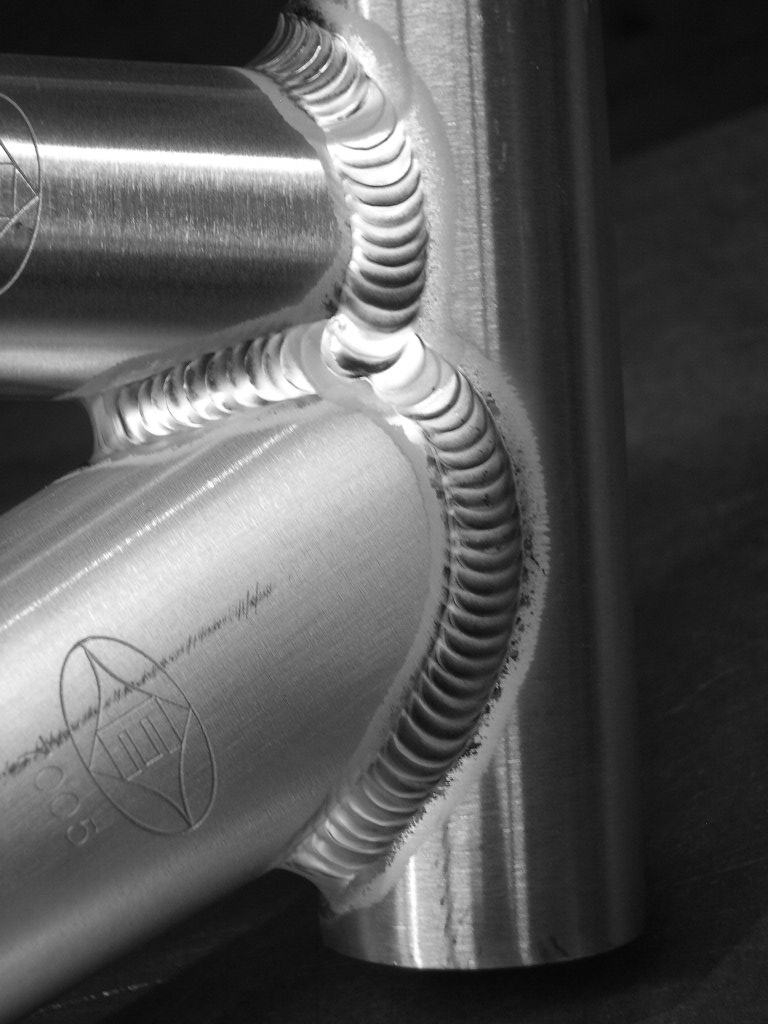 Services de fabrication de tuyaux personnalisés et produits en tôle