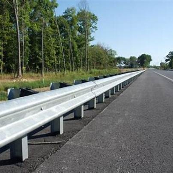 Barrière de sécurité routière en acier galvanisé à chaud, barrière de sécurité routière, barrière de sécurité routière personnalisée en métal à poutre en W Barrière de sécurité routière en acier galvanisé à chaud, barrière de sécurité routière, barrière de sécurité routière personnalisée en métal à poutre en W