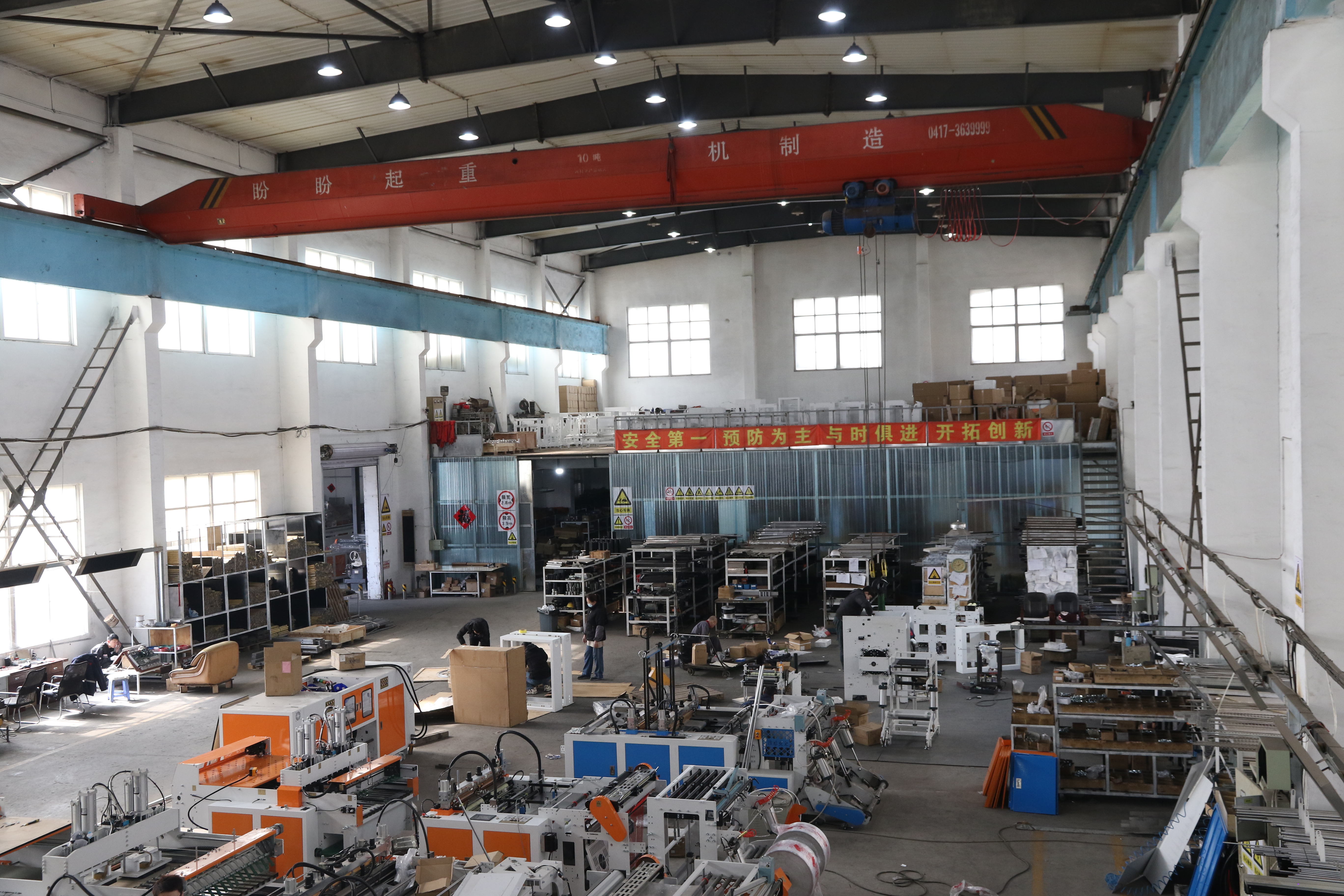 Flat bag manufacturing and folding conveyor machine