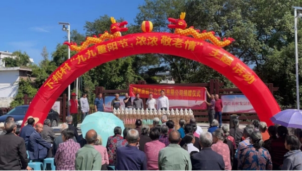 Condolences to the left-behind elderly in the village during the Double Ninth Festival