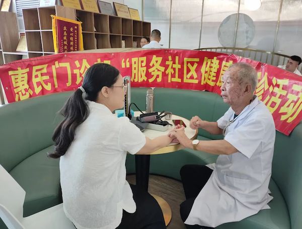 Inviting Traditional Chinese Medicine to the Company for Free Clinic