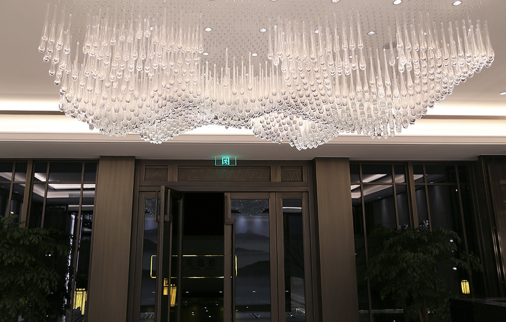 chandeliers and pendant lights