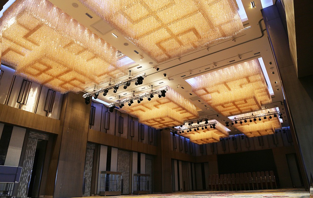 pendant lights and chandeliers