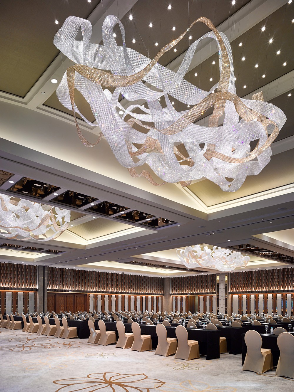 chandeliers for wedding decor