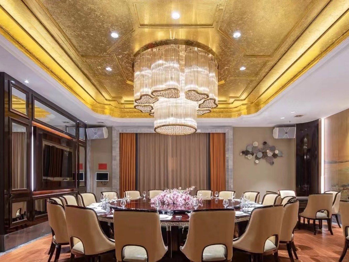 Luxurious ceiling chandelier Luxurious ceiling chandelier