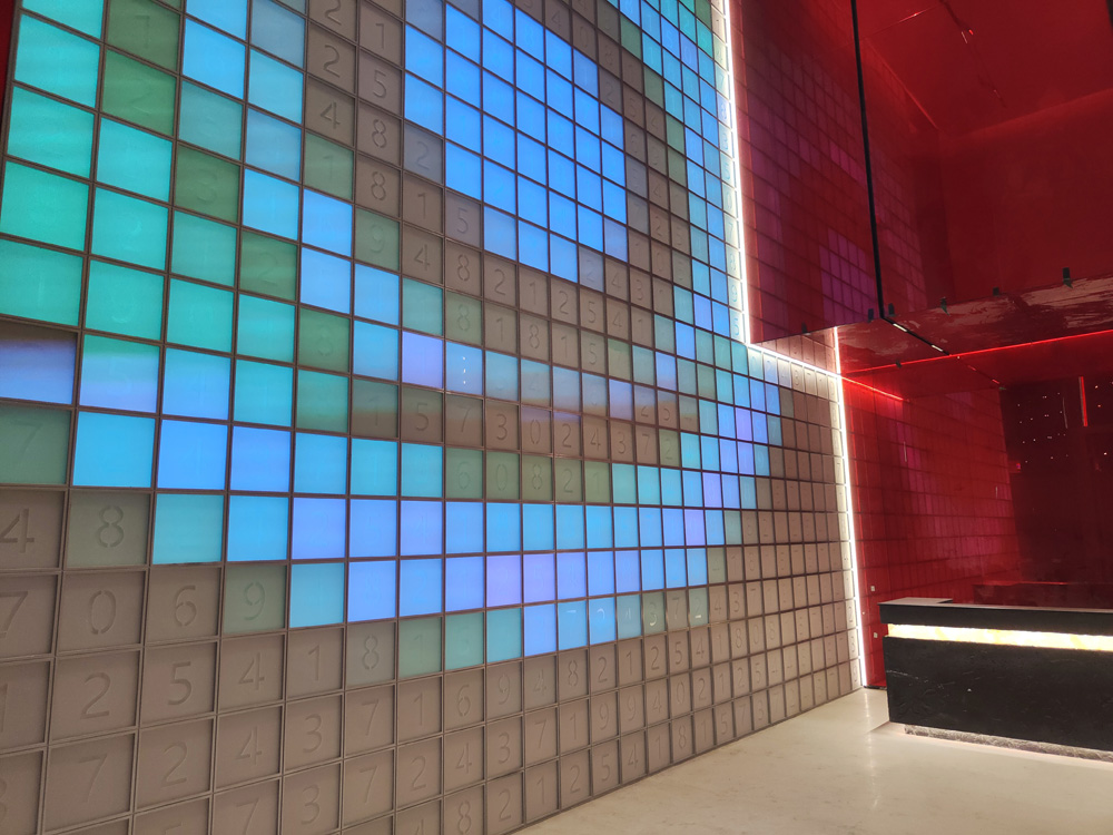 Adjustable wall lamp