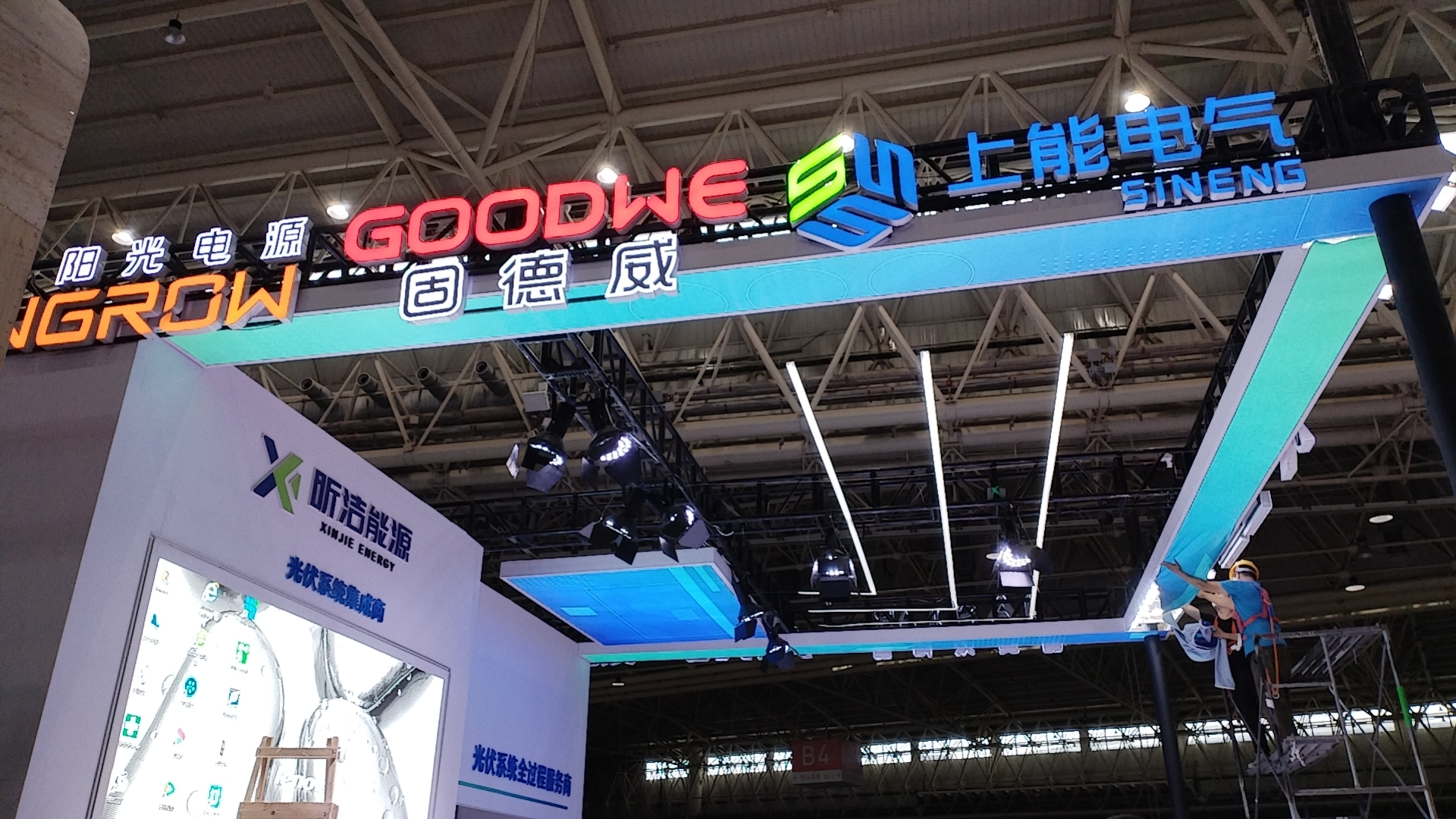 Showcasing Tier 1 Solar Brands at International PV Exhibitions