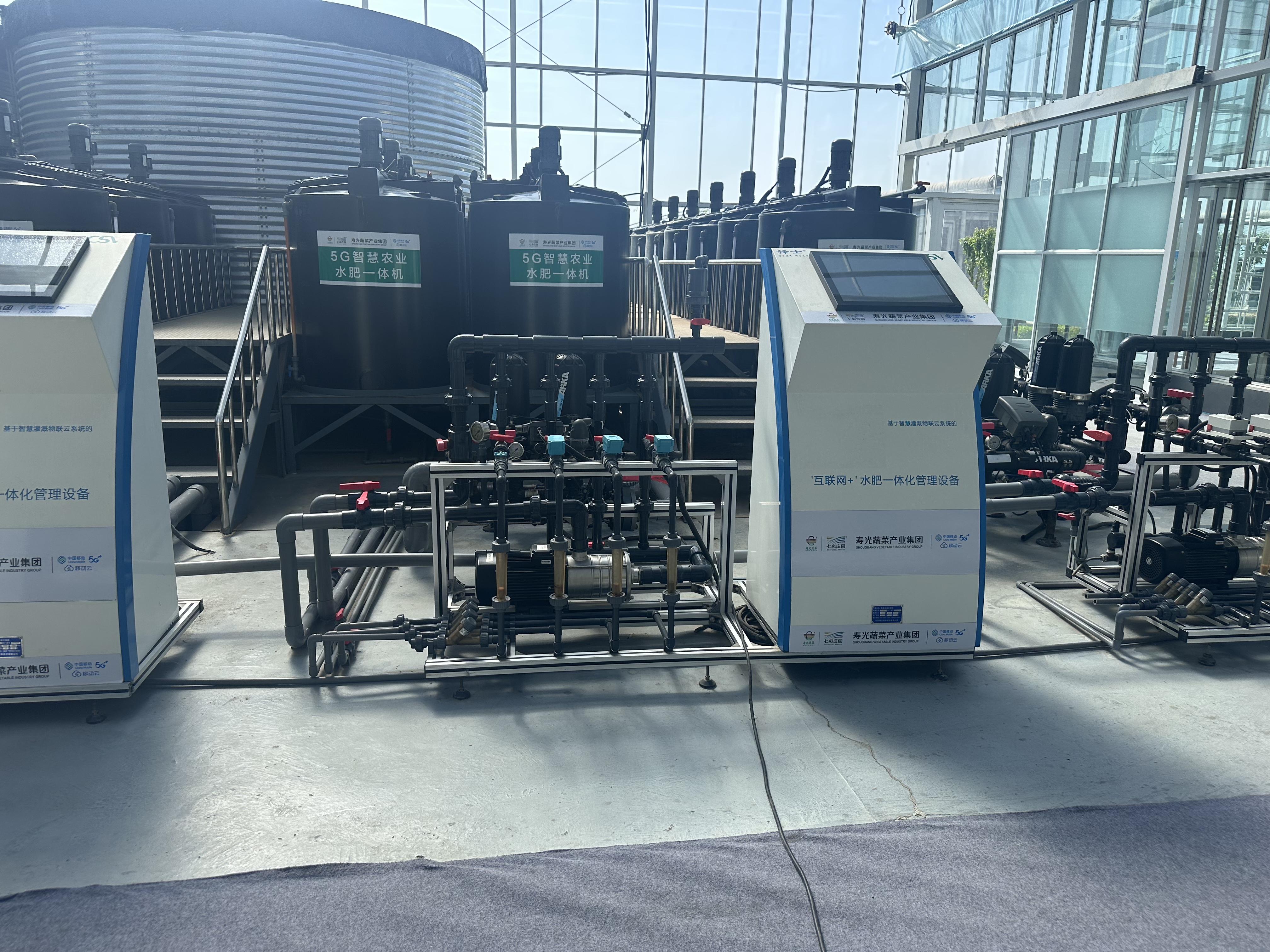 Water and fertilizer machine