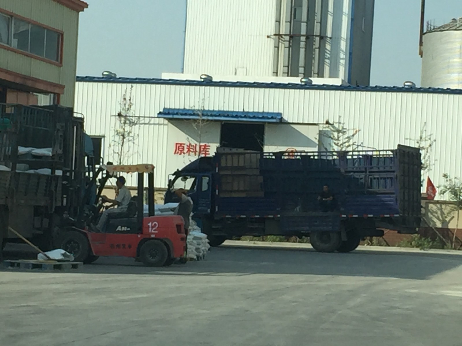 Water-based line drawing paint for tire tread marking