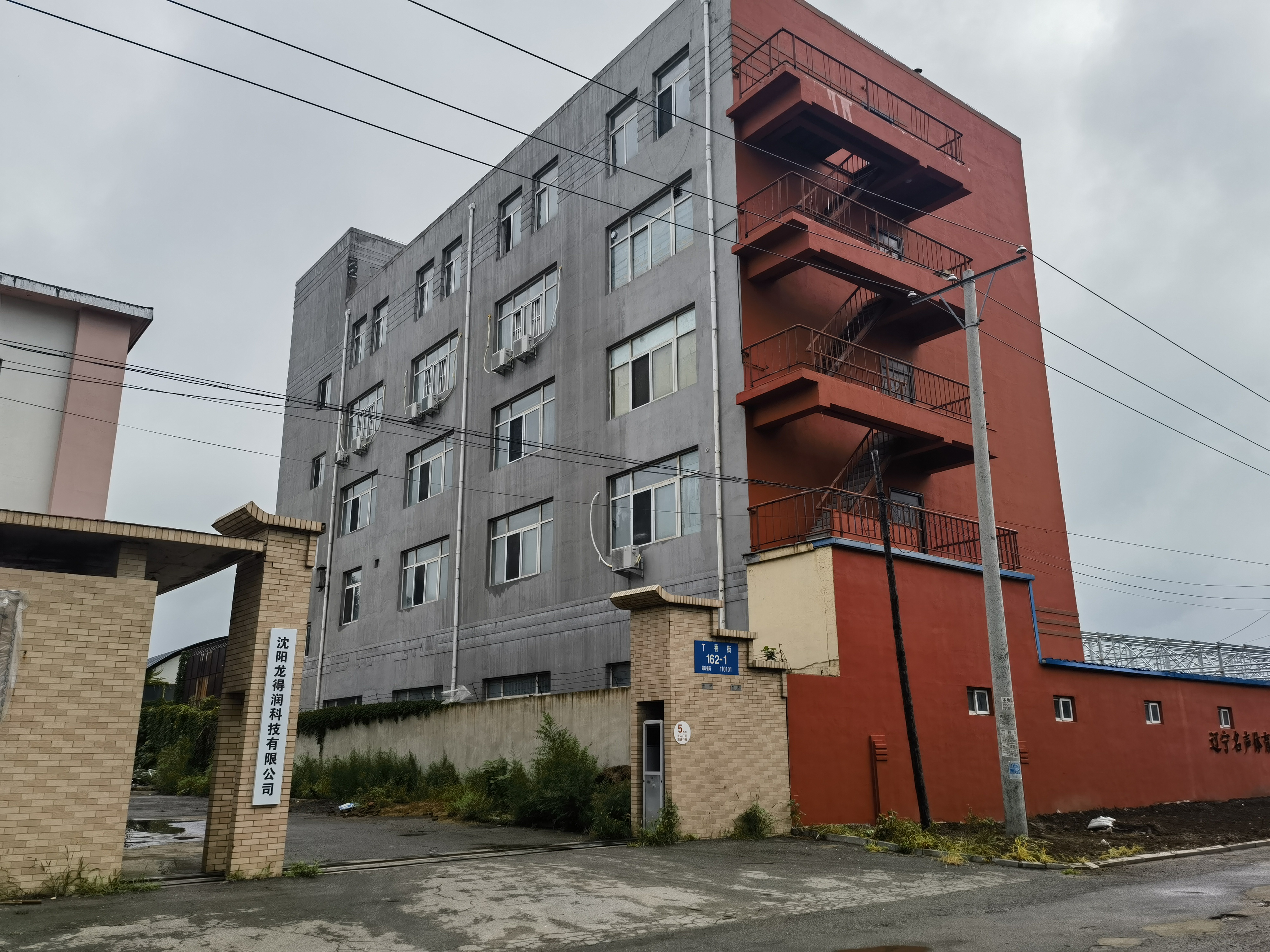 Protection coating of white letters on the tires sidewall Protection coating of white letters on the tires sidewall