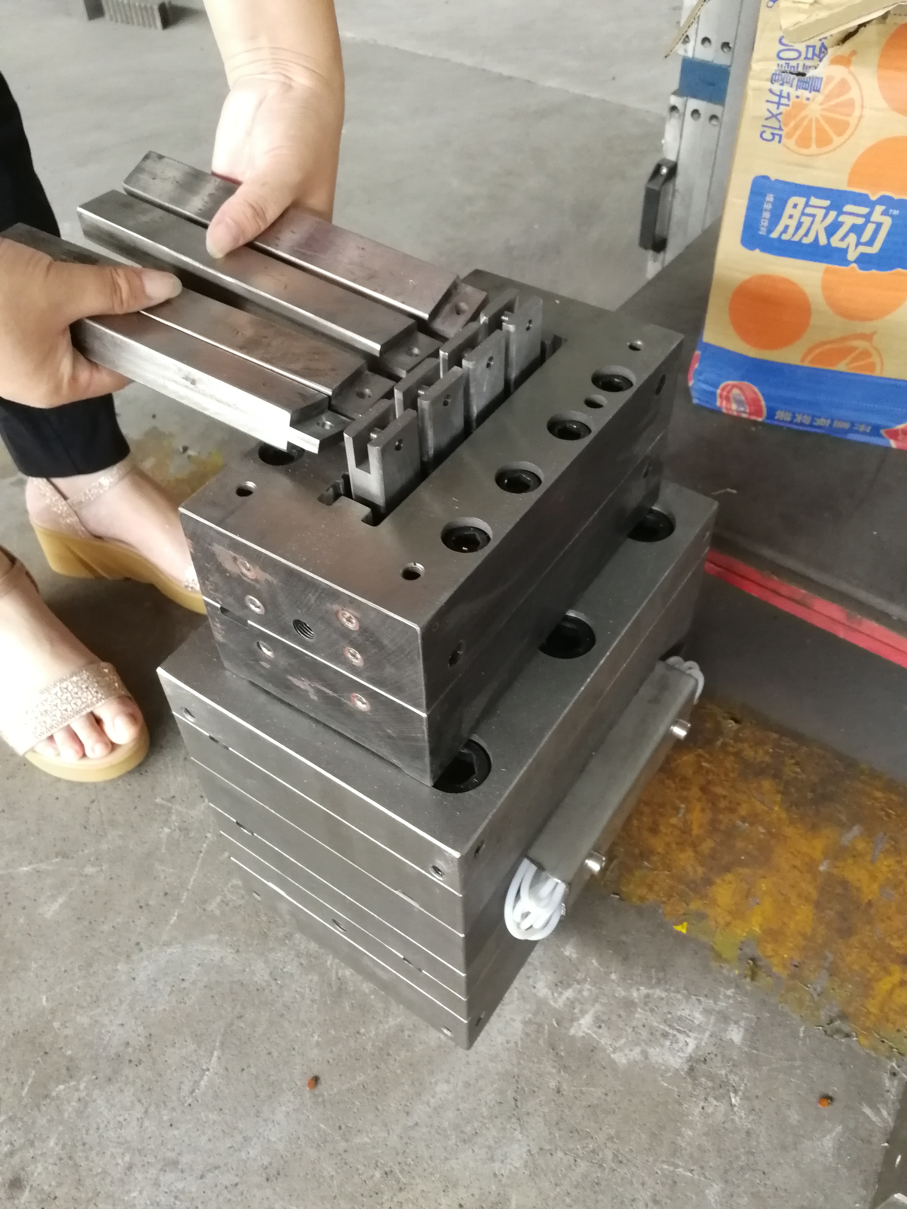 new design customized embossing WPC decking extrusion mould wood plastic profile extruder machine extrusion die with embossing