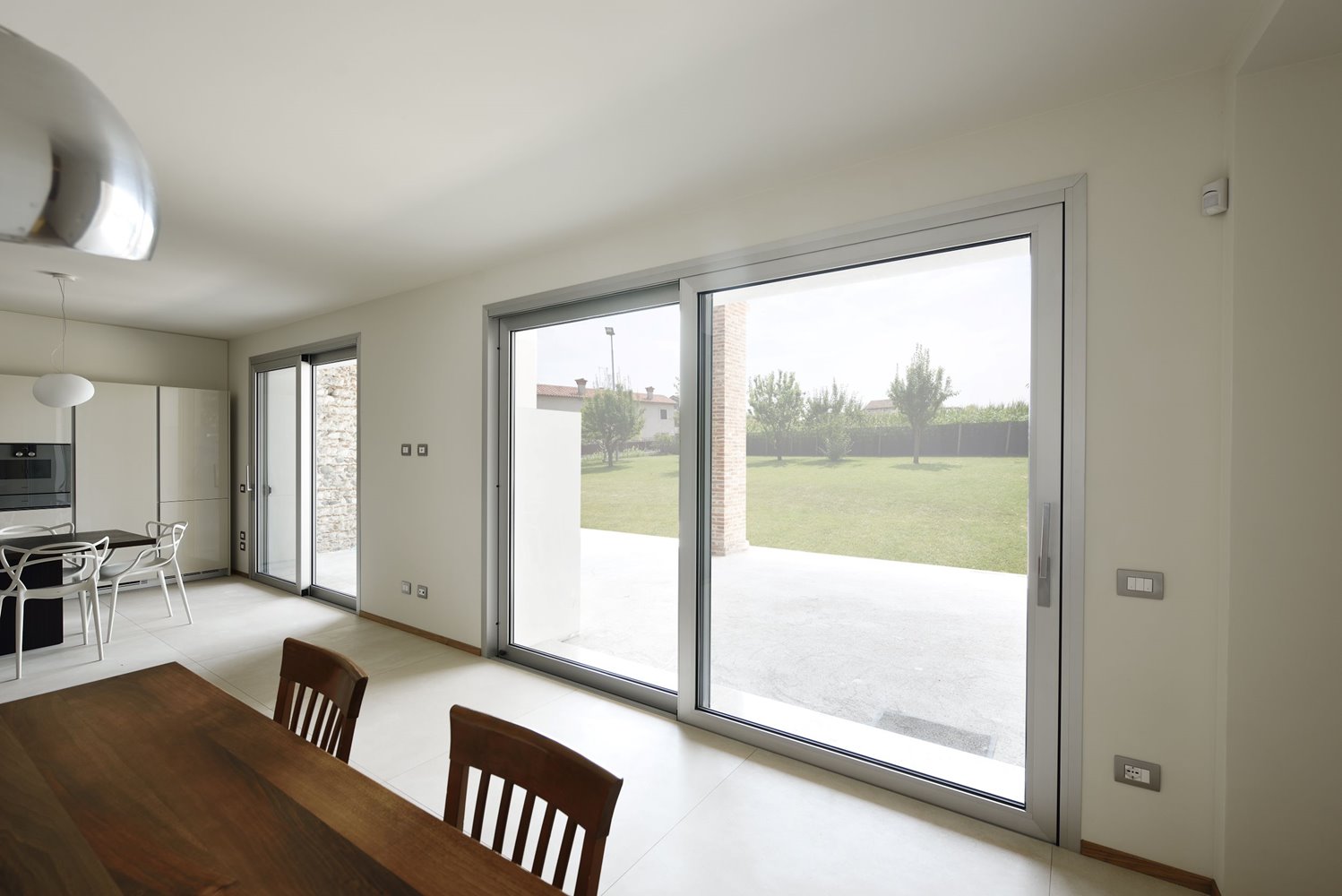 Micro ventilation sliding door