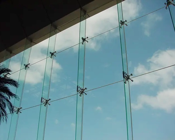 Point supported glass curtain wall