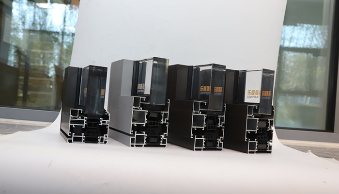 What is the relationship between the K-value and the width of the glazing spacer for aluminium windows and doors?