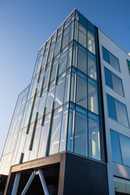 How should the glass thickness be selected for a fully glazed curtain wall