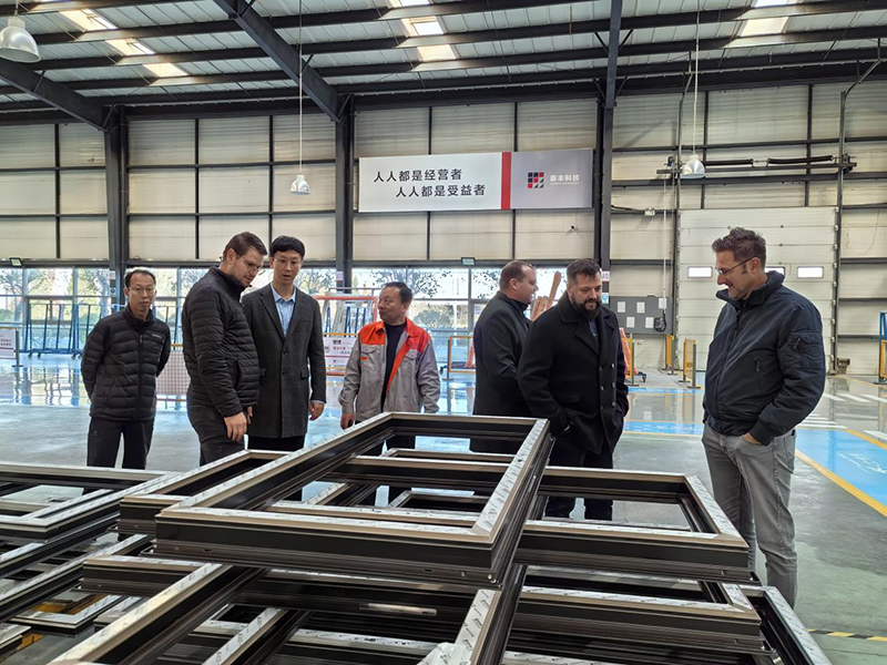 Венгерские клиенты посетили фабрику в Этаифенге.