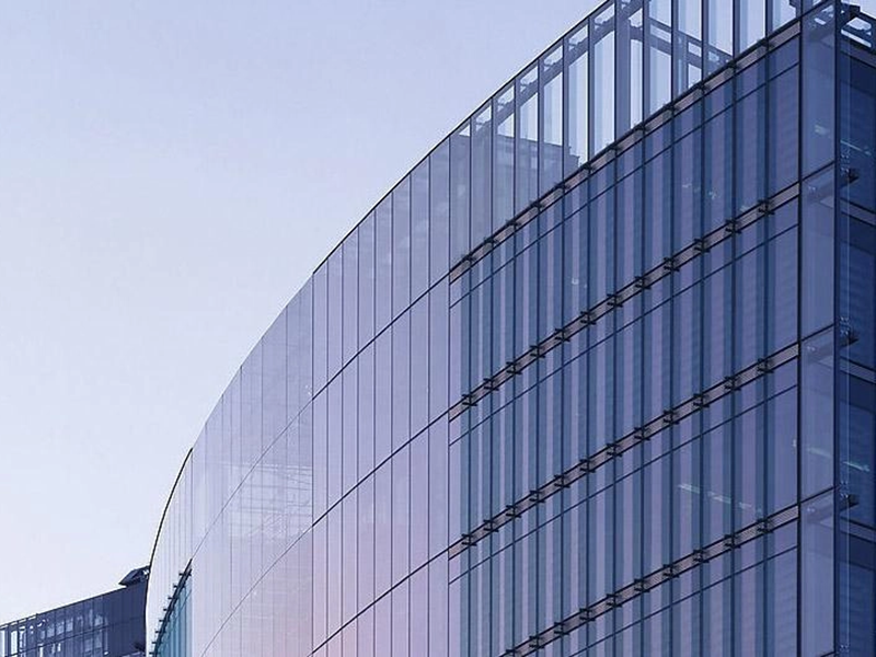 ما مدى فعالية النوافذ ذات الجدران الستائرية من حيث توفير الطاقة؟