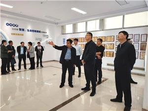 学校と企業が共同で設計図を作成する