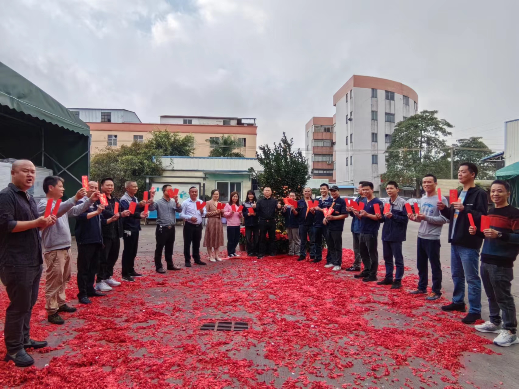 Send red envelopes to work on the first day of the New Year