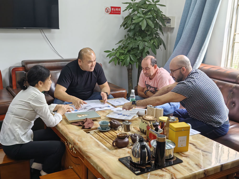 Brazilian customers come to visit the factory