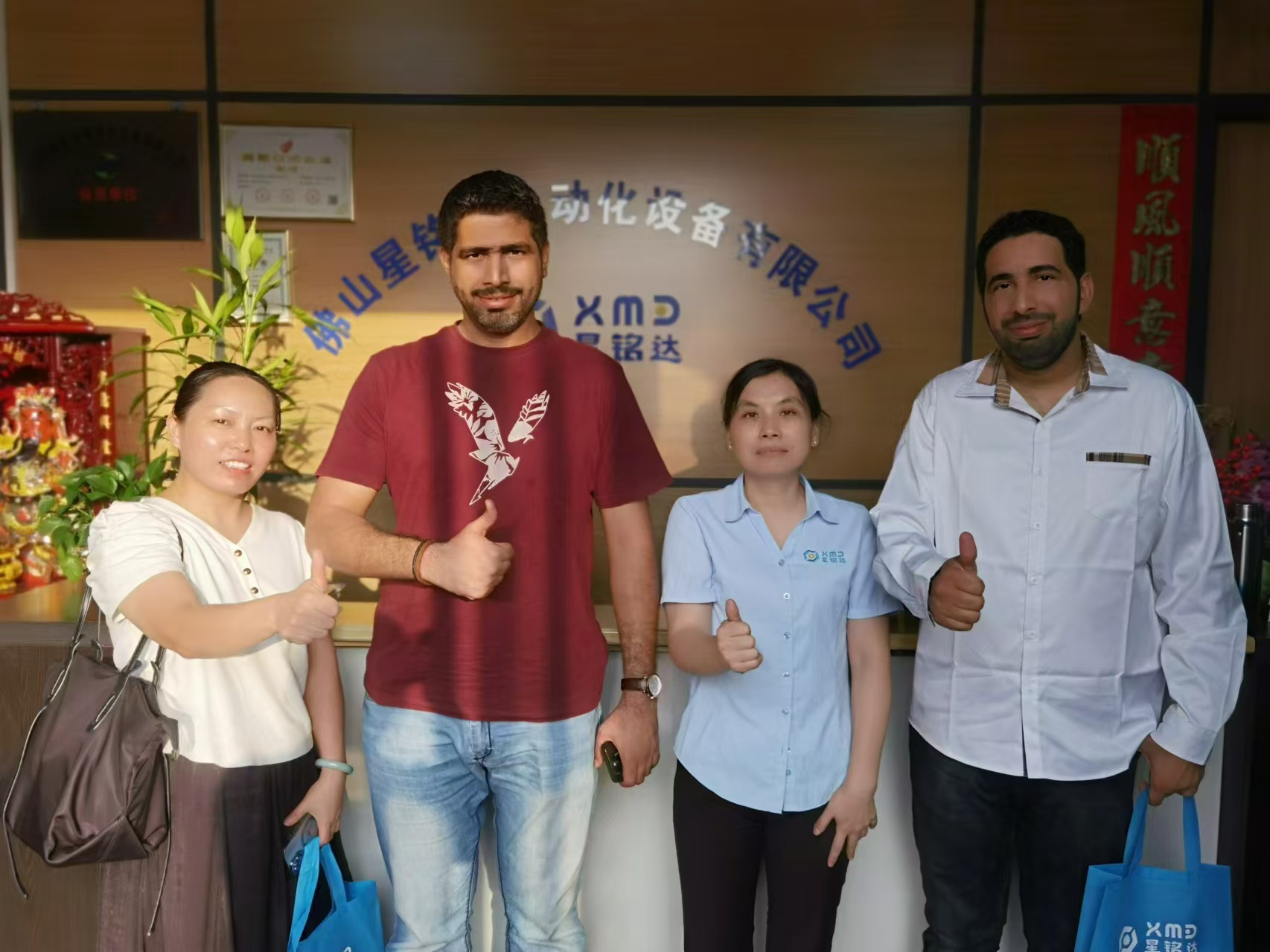 Udana wizyta klienta z Bliskiego Wschodu prowadzi do podpisania zamówienia w Foshan Xingmingda Automatic Woodworking Machinery Co., Ltd.