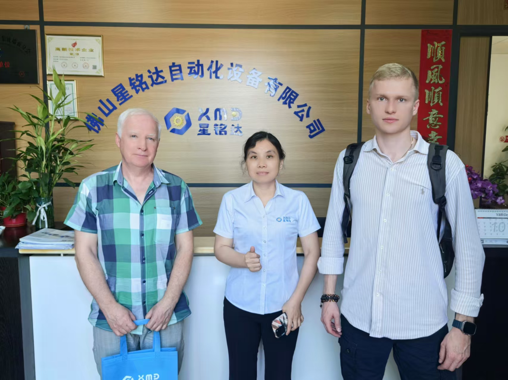 Udana wizyta klientów z Bliskiego Wschodu i Algierii prowadzi do zamówienia na maszynę do okleinowania krawędzi w Foshan Xingmingda