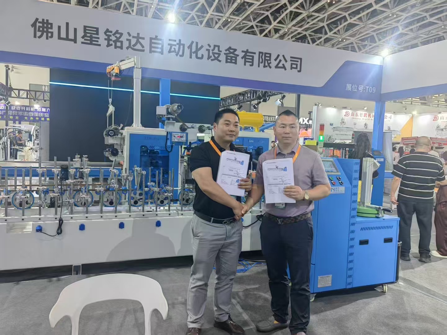 Nowe, ekscytujące zamówienia na maszyny do okleinowania krawędzi na Międzynarodowych Targach Meblowych w Xi''an!