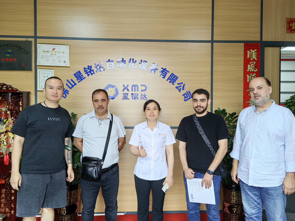 Zabezpieczone zamówienie międzynarodowe: klient z Jordanii kupuje linię do laminowania płaskiego