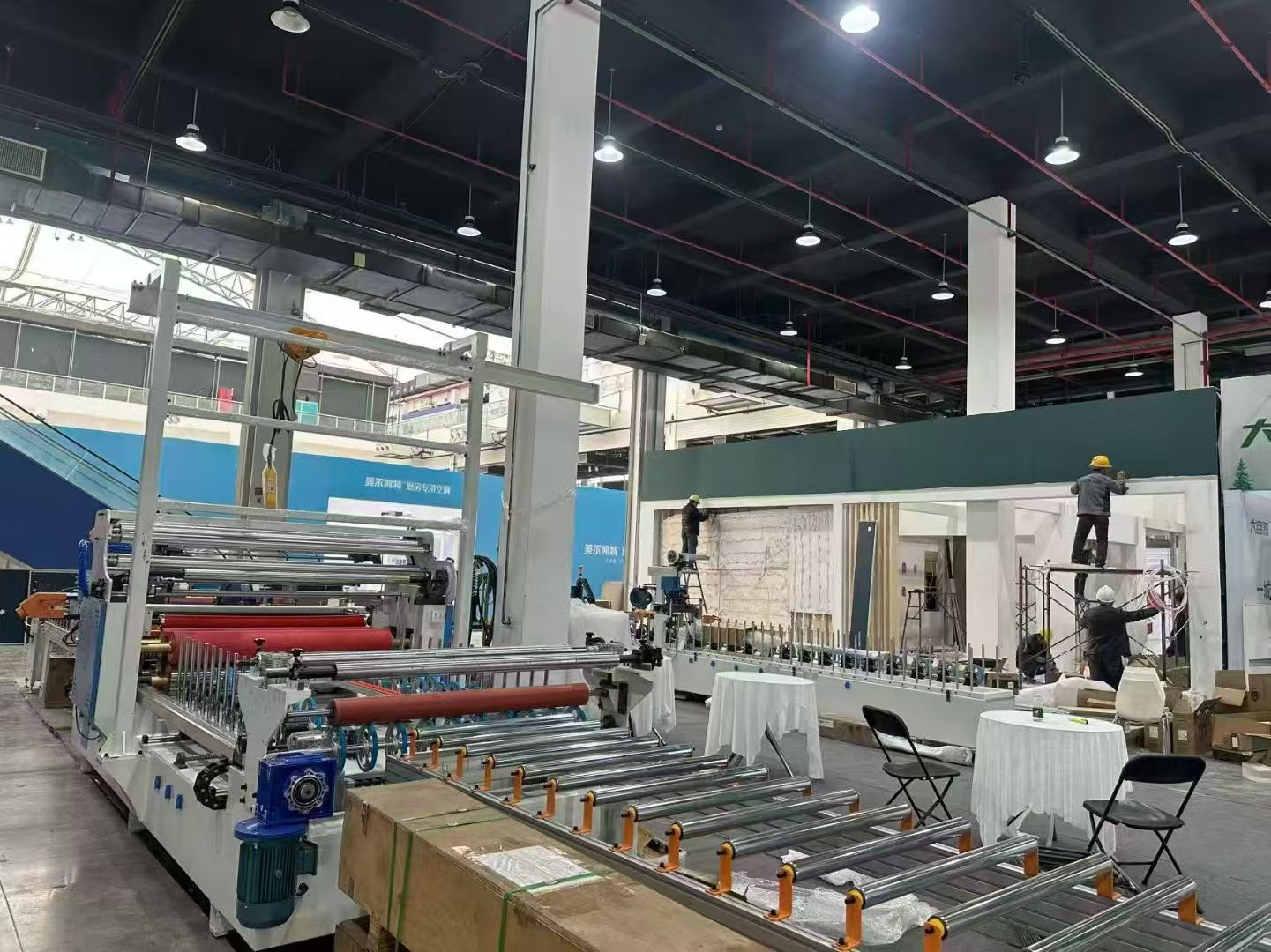 What are the advantages of cold and hot glue wrapping machines, and their core difference?