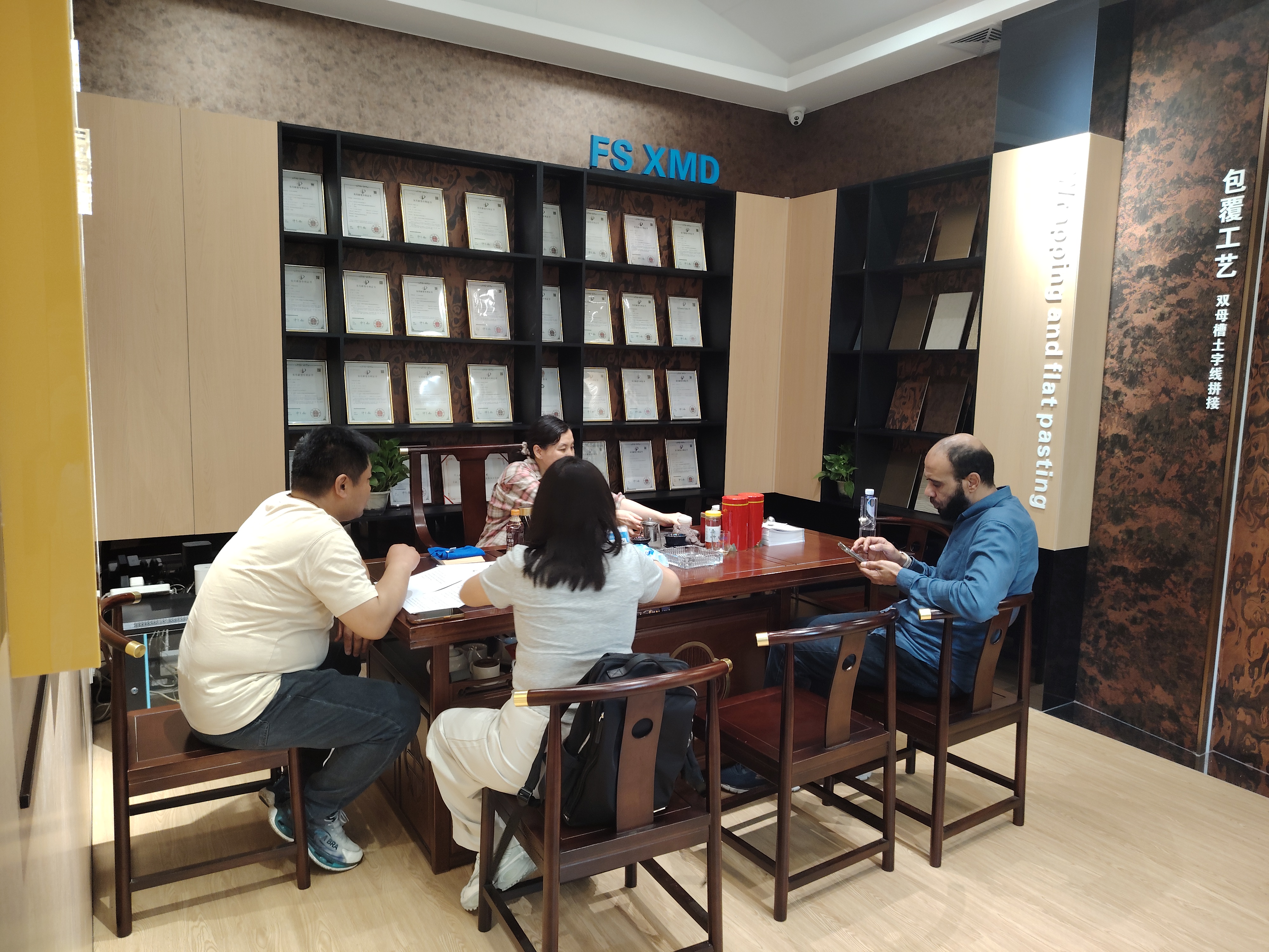 Foreign Trade Recovers: Saudi Clients Visit Xingmingda for Woodworking Machinery Cooperation