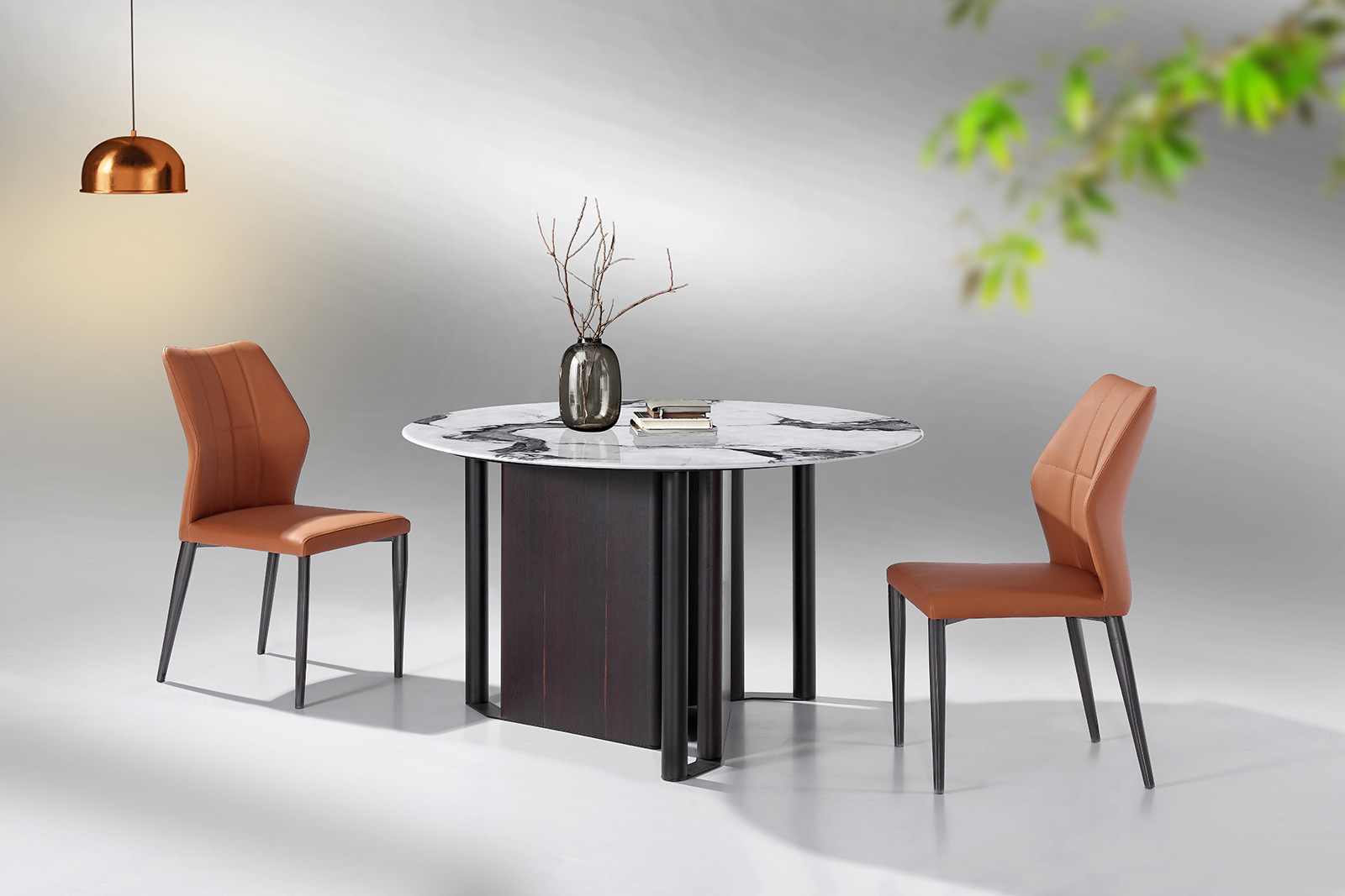 Mesa de comedor moderna con tapa de mármol y pedestal negro