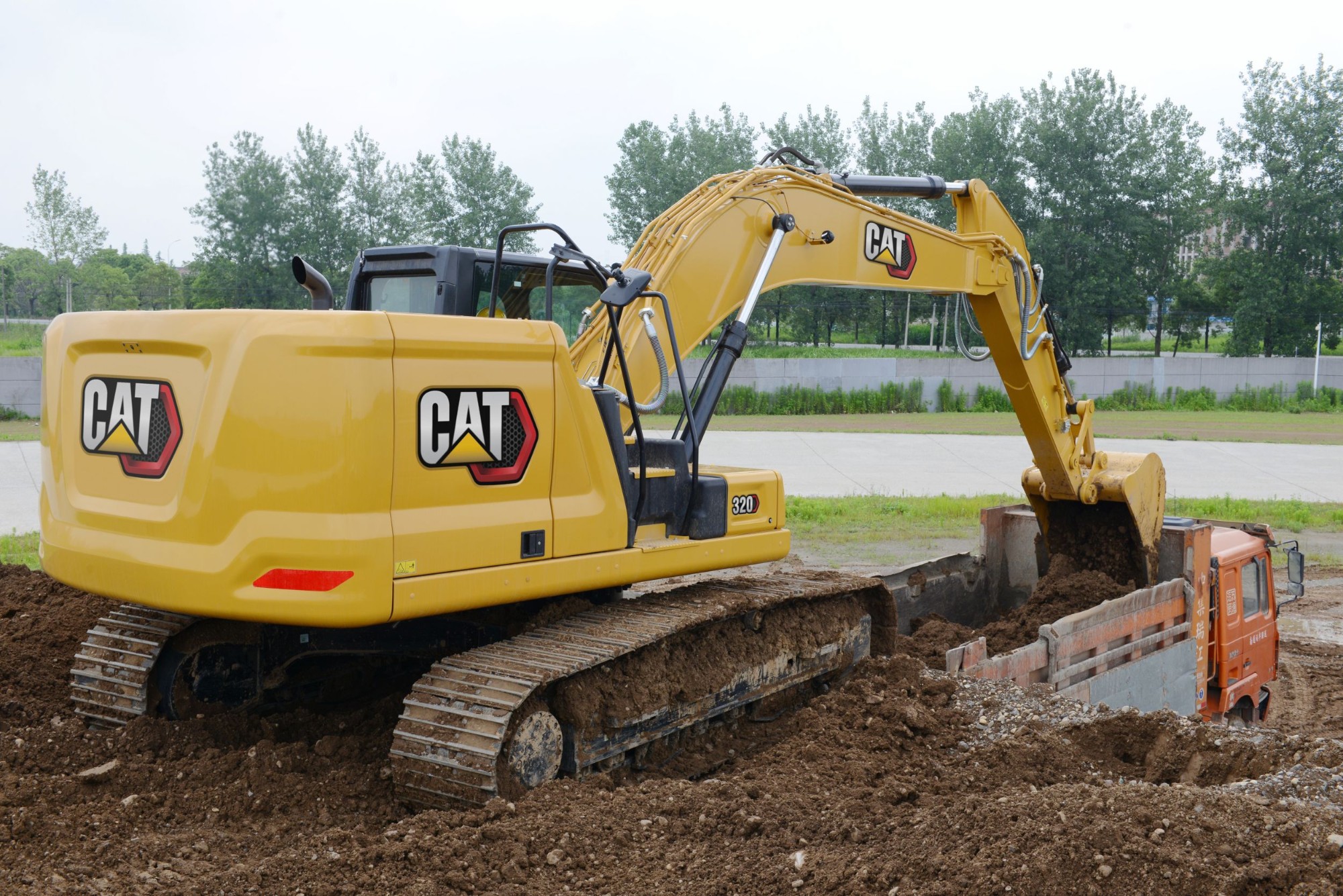 Used CAT Excavator 320 Medium Excavator 33 Tons