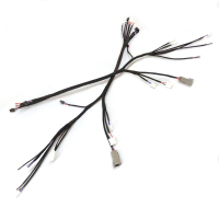 تسخير أسلاك توصيل مخصصة للمركبة من ذكر إلى أنثى