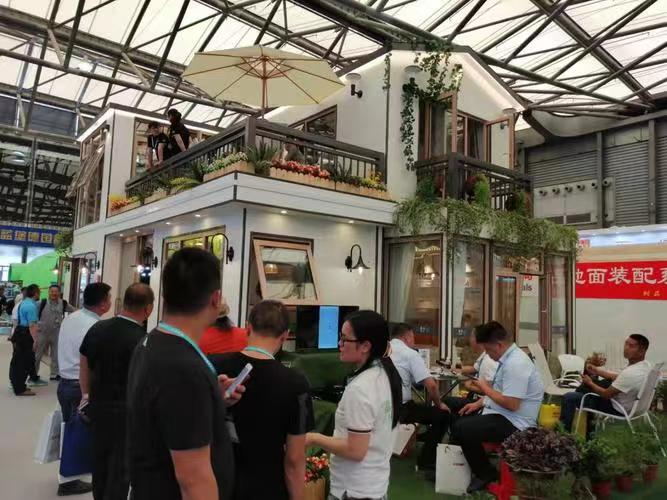 المشاركة في المعارض الدولية والتقاط الصور الفعلية