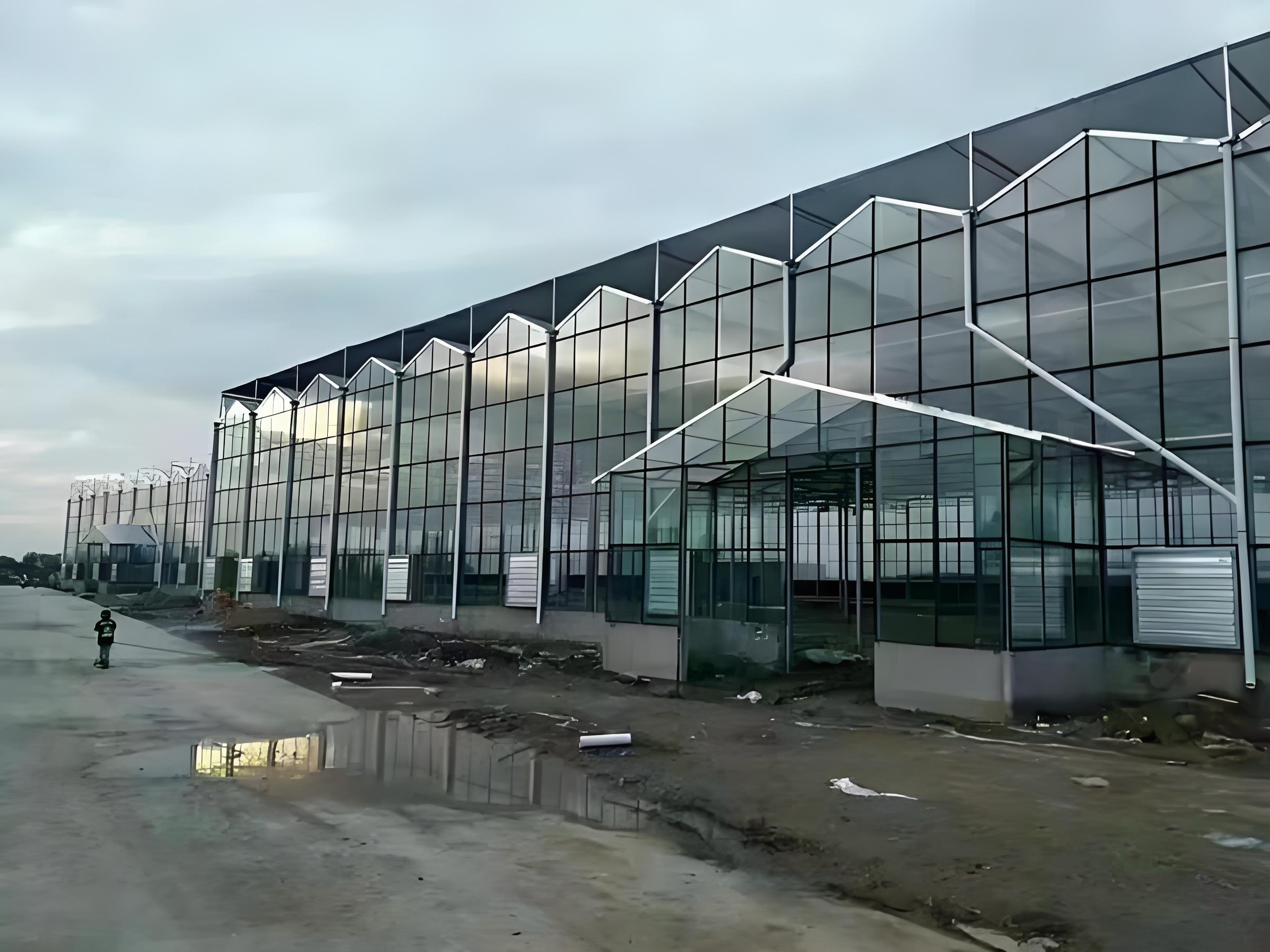 Refrigeration and heating greenhouse