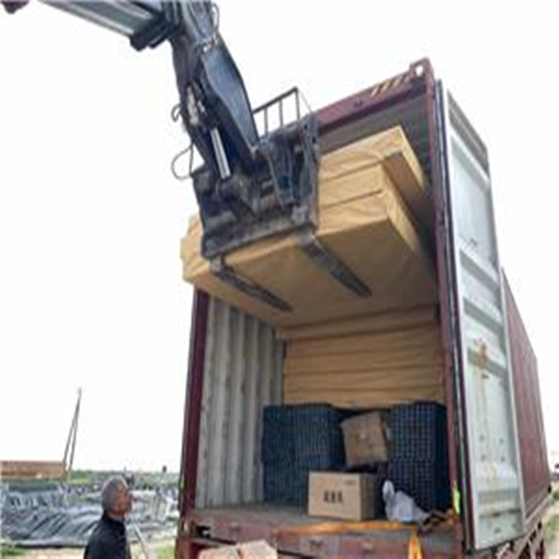 Клиент разгружает фотографии