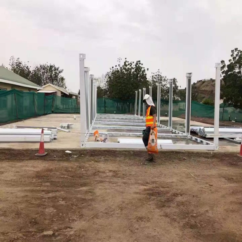 صورة جماعية للعميل الأمريكي بعد توقيع العقد