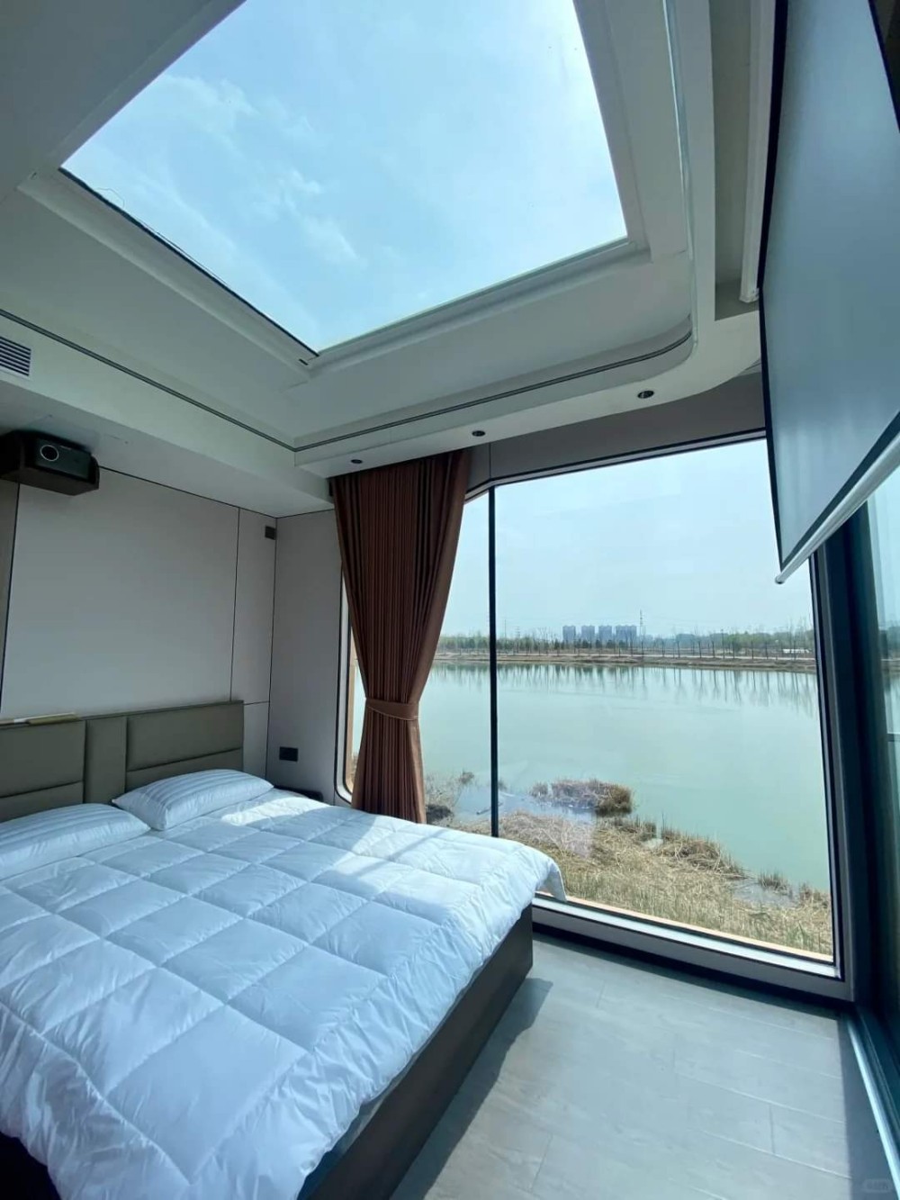 Space capsule housingSuitable for outdoor commercial use